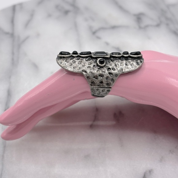 Hammered Silver Tone‎ Cross Finger Ring - Picture 3 of 6